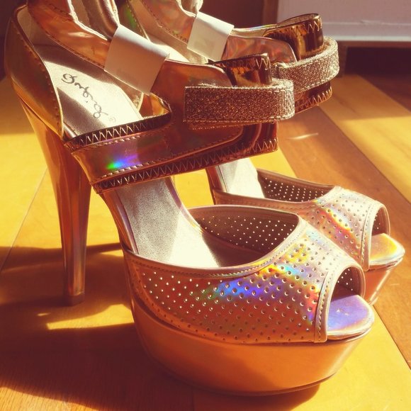 Gold Uni-Sexy-Unique-Sporty High Heels - Picture 1 of 1